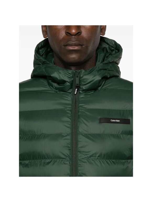 Calvin Klein - CALVIN KLEIN RECYCLED HOODED PUFFER JACKET